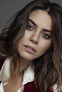 ロレンツァ・イッツォ(Lorenza Izzo)